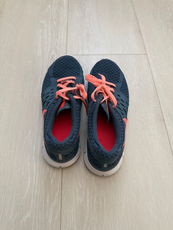 Nike Dark Blue and Coral Sneakers - Picture 9 of 10